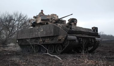 Ρωσικό FPV καταστρέφει αμερικανικό ΤΟΜΑ Μ2 Bradley (βίντεο)