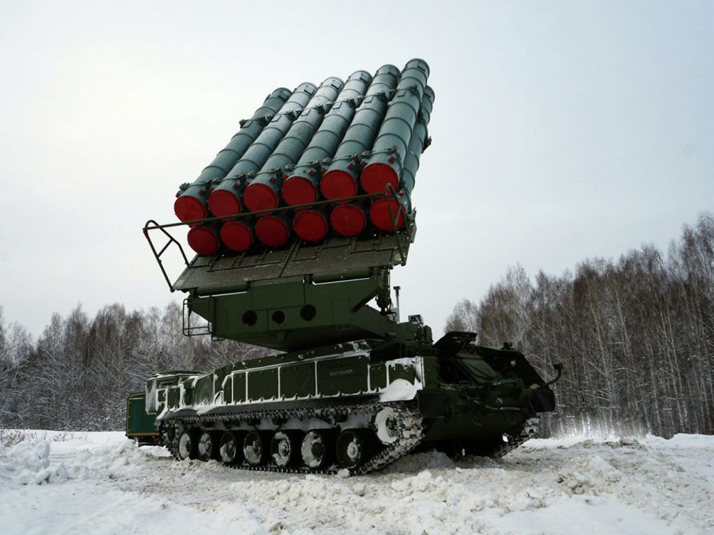Ατέλειωτοι συρμοί με ρωσικά α/α συστήματα S-400 και Buk-M3 οδεύουν προς το μέτωπο