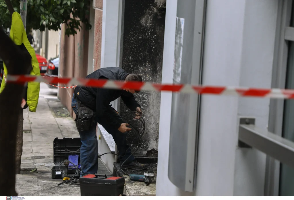 Παγκράτι: Εκρηκτικός μηχανισμός εξερράγη σε είσοδο πολυκατοικίας