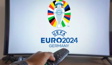 Euro 2024: Ούγγρος οπαδός κάρφωσε το τηλεκοντρόλ στην τηλεόραση εξαιτίας της ήττας (βίντεο)