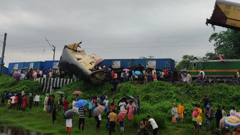 Ινδία: Τουλάχιστον 13 άνθρωποι σκοτώθηκαν σε σύγκρουση επιβατικού τρένου με εμπορική αμαξοστοιχία