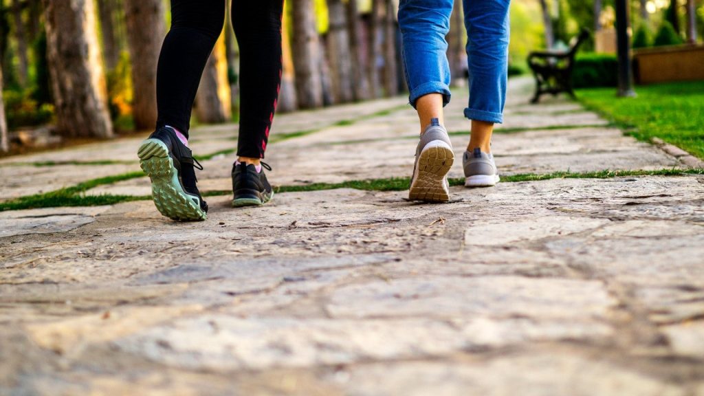 Δες τους έξι λόγους για να ξεκινήσεις το περπάτημα πριν πας το πρωί στη δουλειά