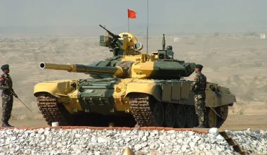 Ινδία: Παρέλαβε τα πρώτα άρματα μάχης T-90 Mk3 από τη Ρωσία
