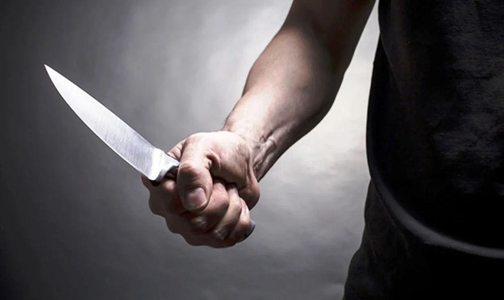 Χαλκίδα: Τέσσερις Ρομά επιτέθηκαν σε άνδρα και εκείνος τους κυνήγησε με μαχαίρι