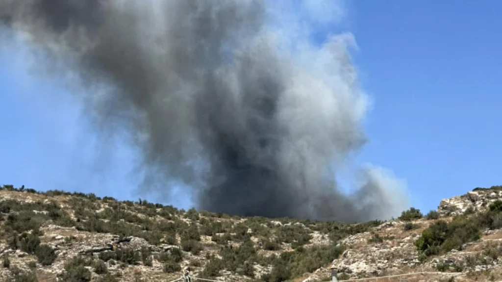 Ναύπλιο: «Η φωτιά βγήκε στην θάλασσα – Δεν ξέρουμε αν έχει προκαλέσει ζημιές» είπε ο δήμαρχος Ερμιονίδας