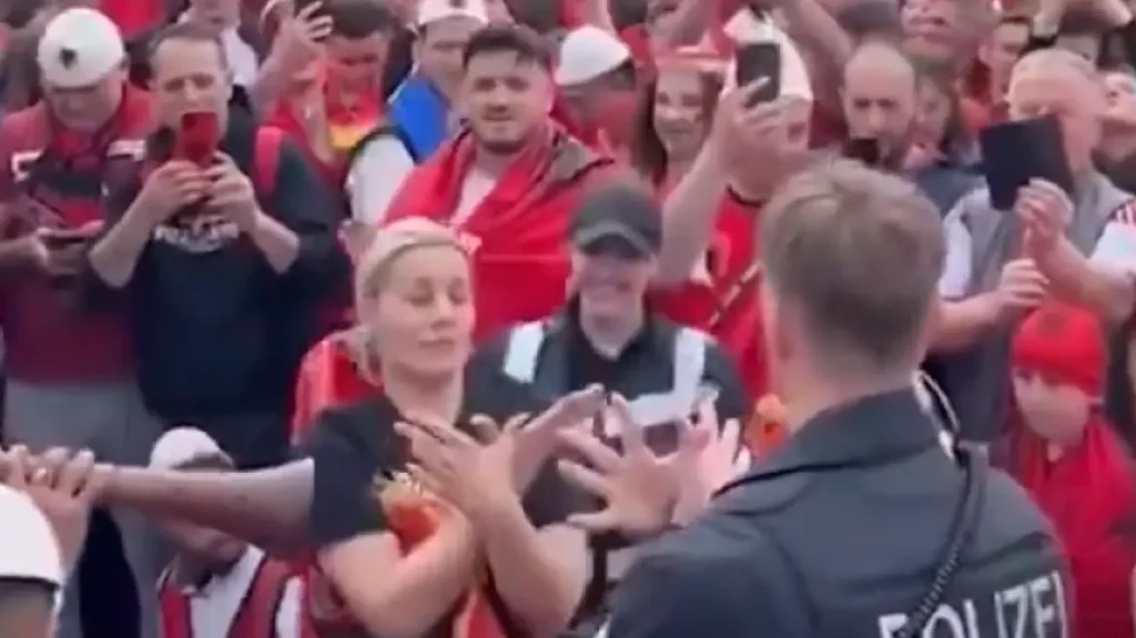 Euro 2024: «Γερμανός» αστυνομικός χόρεψε μαζί με Αλβανούς και σχημάτισε με τα χέρια του τον αετό (βίντεο) 