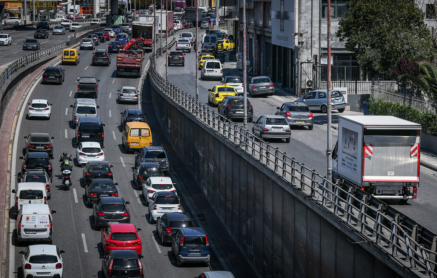 Στο «κόκκινο» η κίνηση στους δρόμους της Αττικής – Ποιους να αποφύγετε (χάρτης)