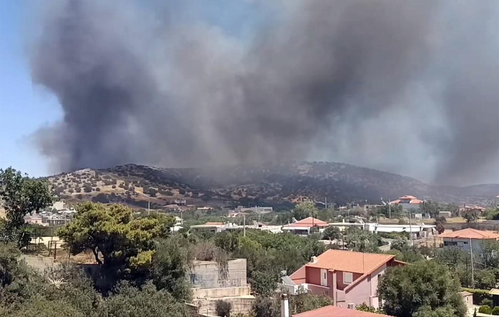 Καλύτερη η εικόνα στη φωτιά στη Βάρης – Κορωπίου – Μάχη με διάσπαρτες εστίες