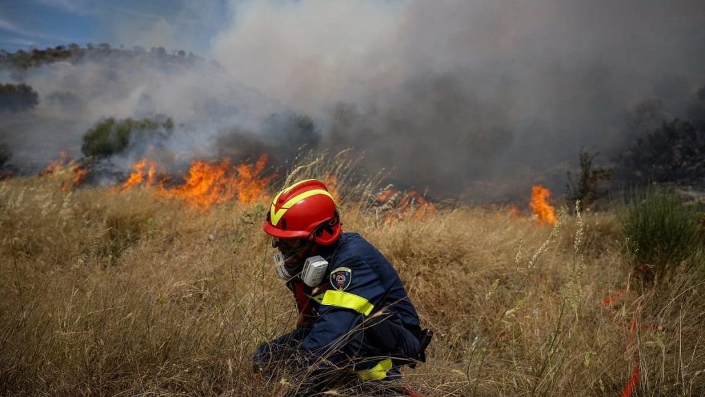 Φωτιά σε οικόπεδο με ξερά χόρτα στη Βαρυμπόμπη – Επιχειρούν 3 αεροσκάφη και 3 ελικόπτερα (upd)