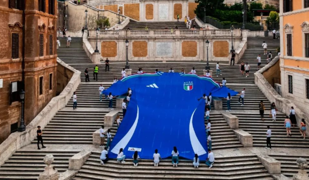 Euro: Με μια τεράστια φανέλα της Ιταλίας κάλυψε την Piazza di Spagna