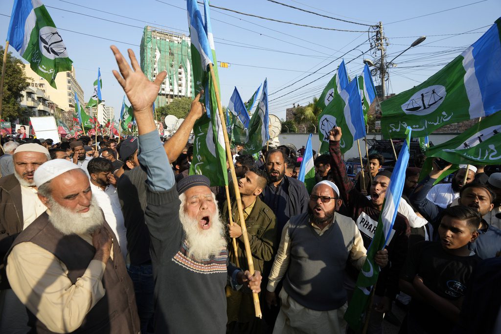 Πακιστάν: Κατηγορήθηκε ότι βεβήλωσε το κοράνι – Τον λίντσαρε το πλήθος στον δρόμο και πυρπόλησαν το πτώμα του