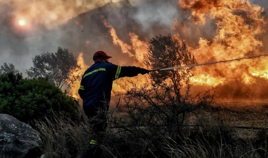 Πυρκαγιά στην περιοχή Φανερωμένη στον Ασπρόπυργο – Σηκώθηκε ελικόπτερο