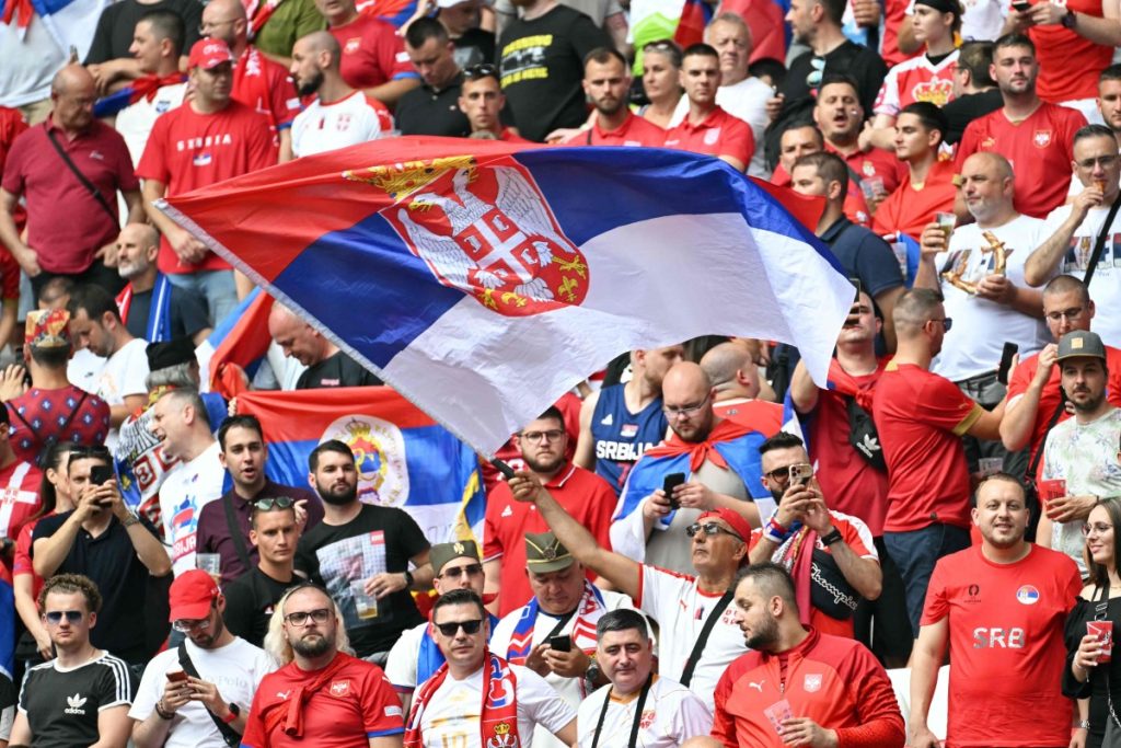 Γερμανία: Σλοβένοι οπαδοί τραγουδούν «Το Κόσοβο είναι η καρδιά της Σερβίας» μαζί με Σέρβους (βίντεο)