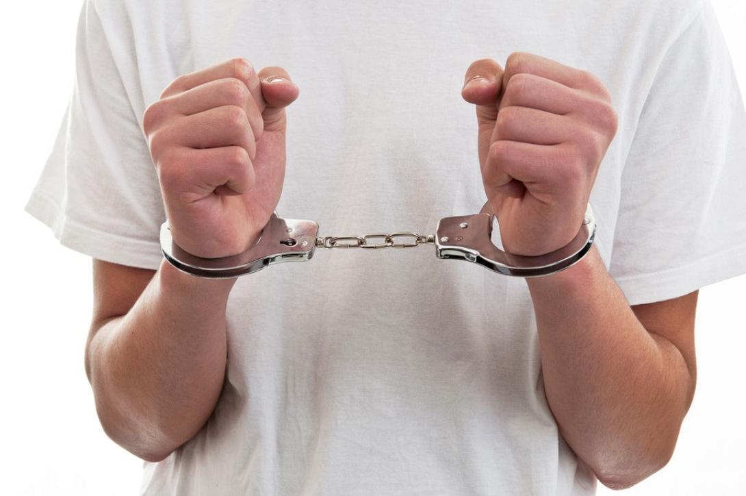 Συνελήφθησαν έξι ανήλικοι που άρπαξαν τις τσάντες παιδιών σε παραλία της Βάρκιζας
