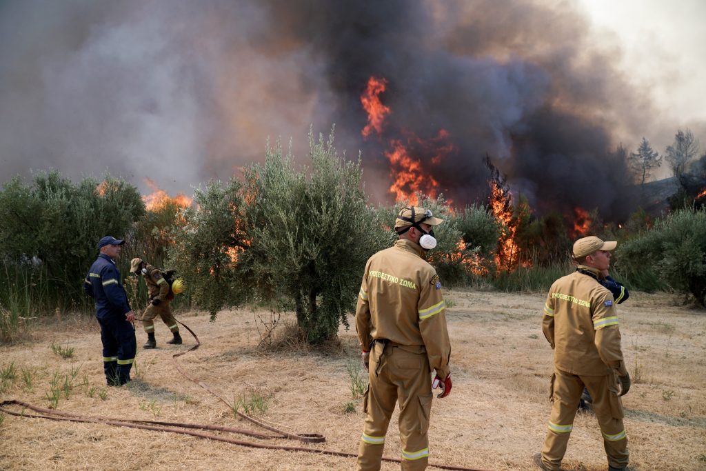 Ηλεία: Μαίνεται μεγάλη πυρκαγιά  – Εκκενώθηκαν δύο χωριά