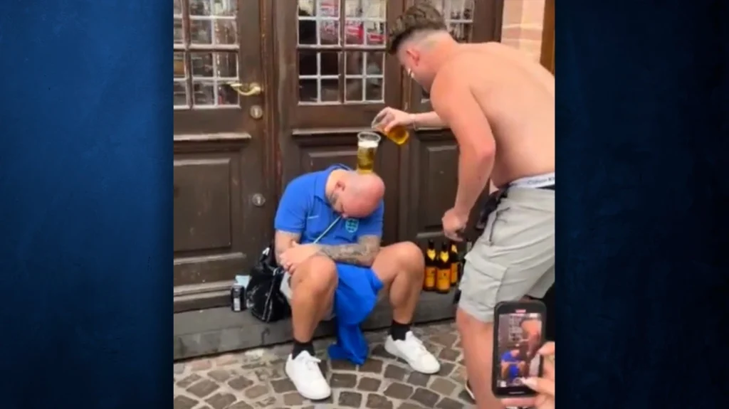 Euro 2024: Άγγλος οπαδός κοιμήθηκε στον δρόμο και έγινε viral – Έβαλαν μπύρες στο κεφάλι του (βίντεο) 