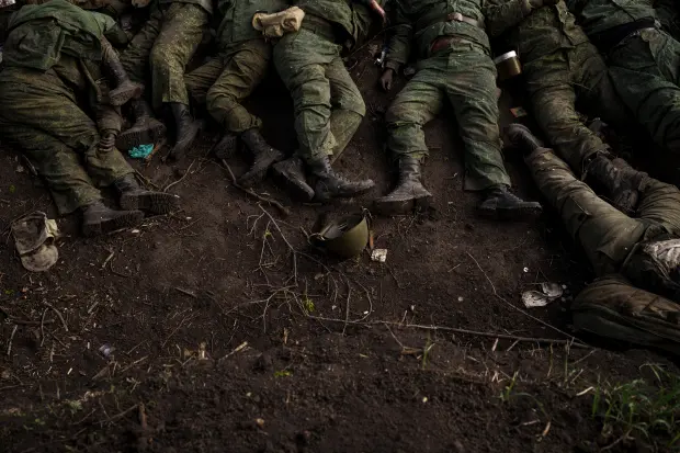 Βίντεο: Οι Ρώσοι συγκεντρώνουν καθημερινά εκατοντάδες σορούς Ουκρανών στρατιωτών