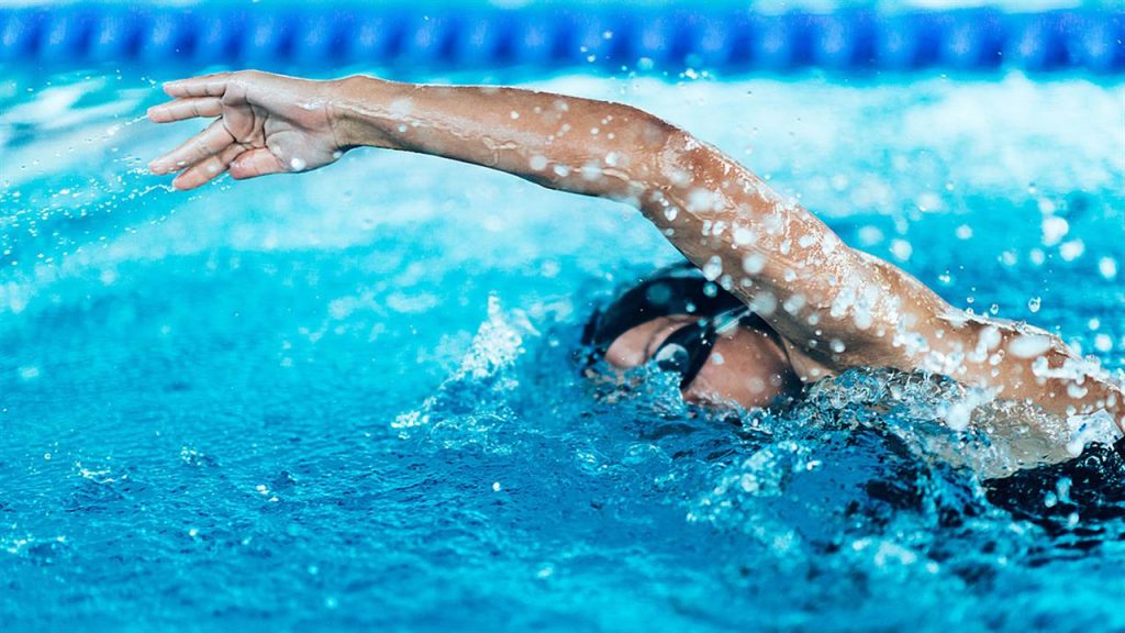 Αυτός είναι ο λόγος που πονάει ο αγκώνας σας όταν κολυμπάτε – Πώς να ανακουφιστείτε