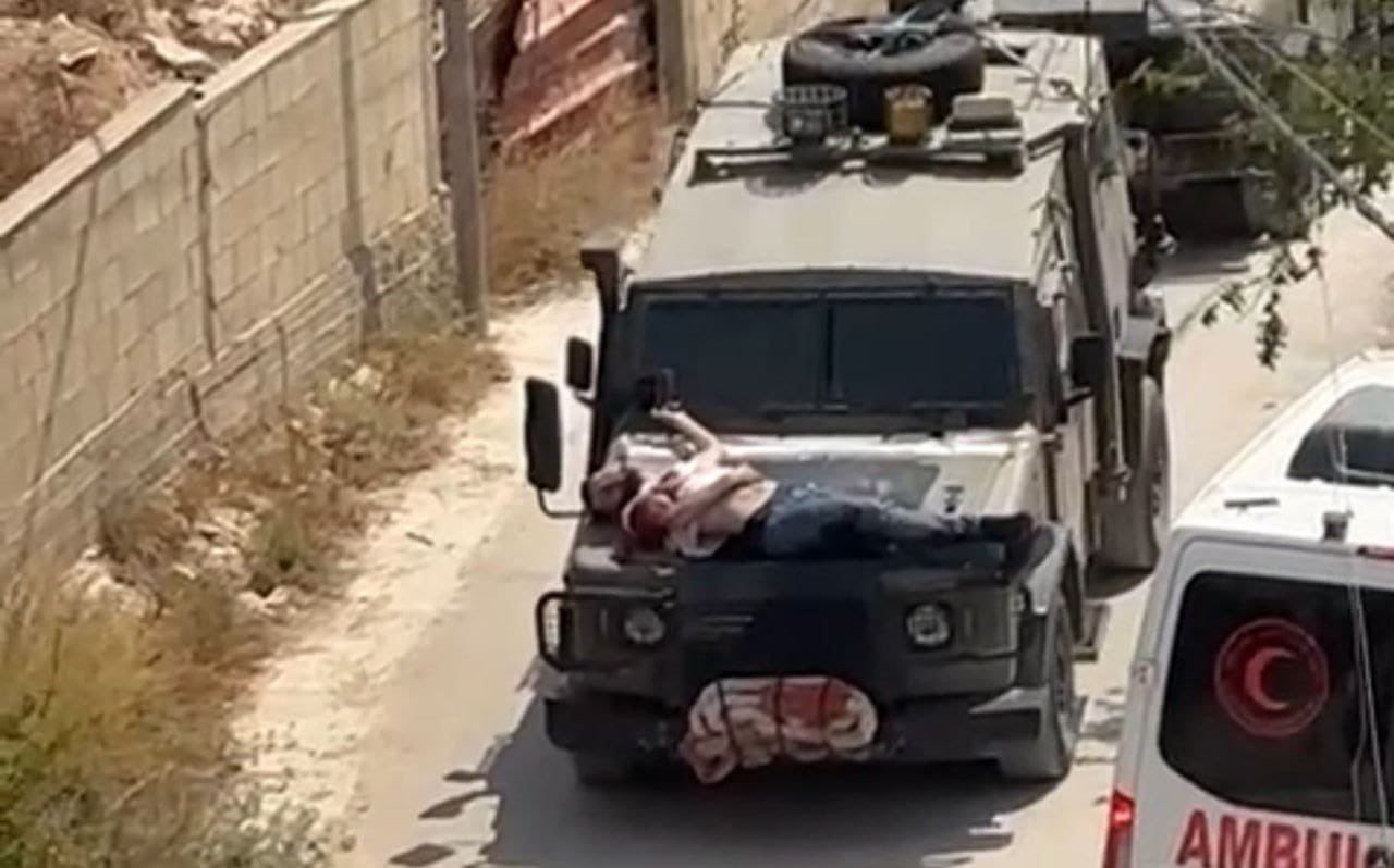 Τζενίν: Ισραηλινοί στρατιώτες έδεσαν τραυματία Παλαιστίνιο πάνω σε τεθωρακισμένο όχημα (σκληρές εικόνες)