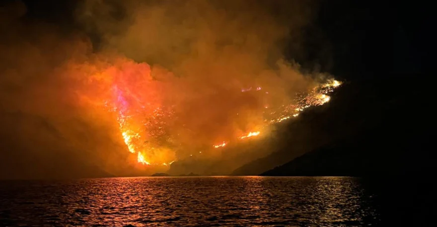 Ύδρα: 17 τουρίστες προκάλεσαν την πυρκαγιά πετώντας πυροτεχνήματα από ιδιωτικό σκάφος! (upd)