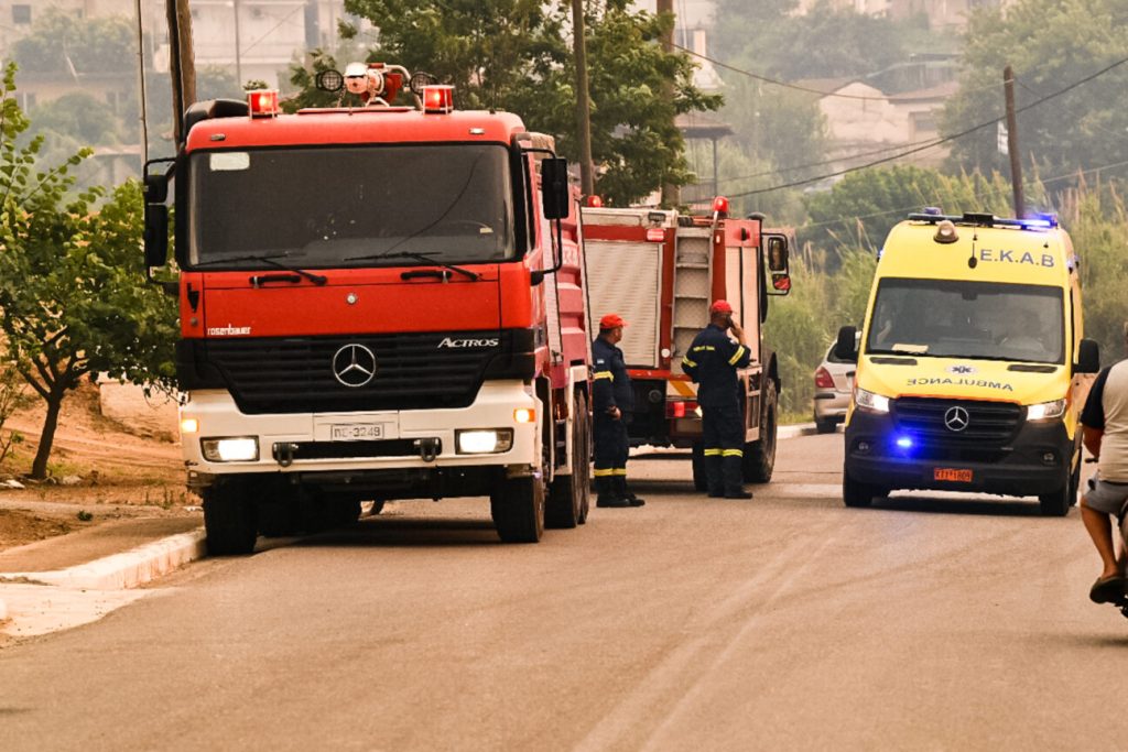 Βίντεο: Η στιγμή που ανατρέπεται Πυροσβεστικό όχημα στη Σαλαμίνα