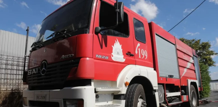 Ανατράπηκε όχημα της Πυροσβεστικής κατά τη διάρκεια κατάσβεσης της φωτιάς στη Σαλαμίνα