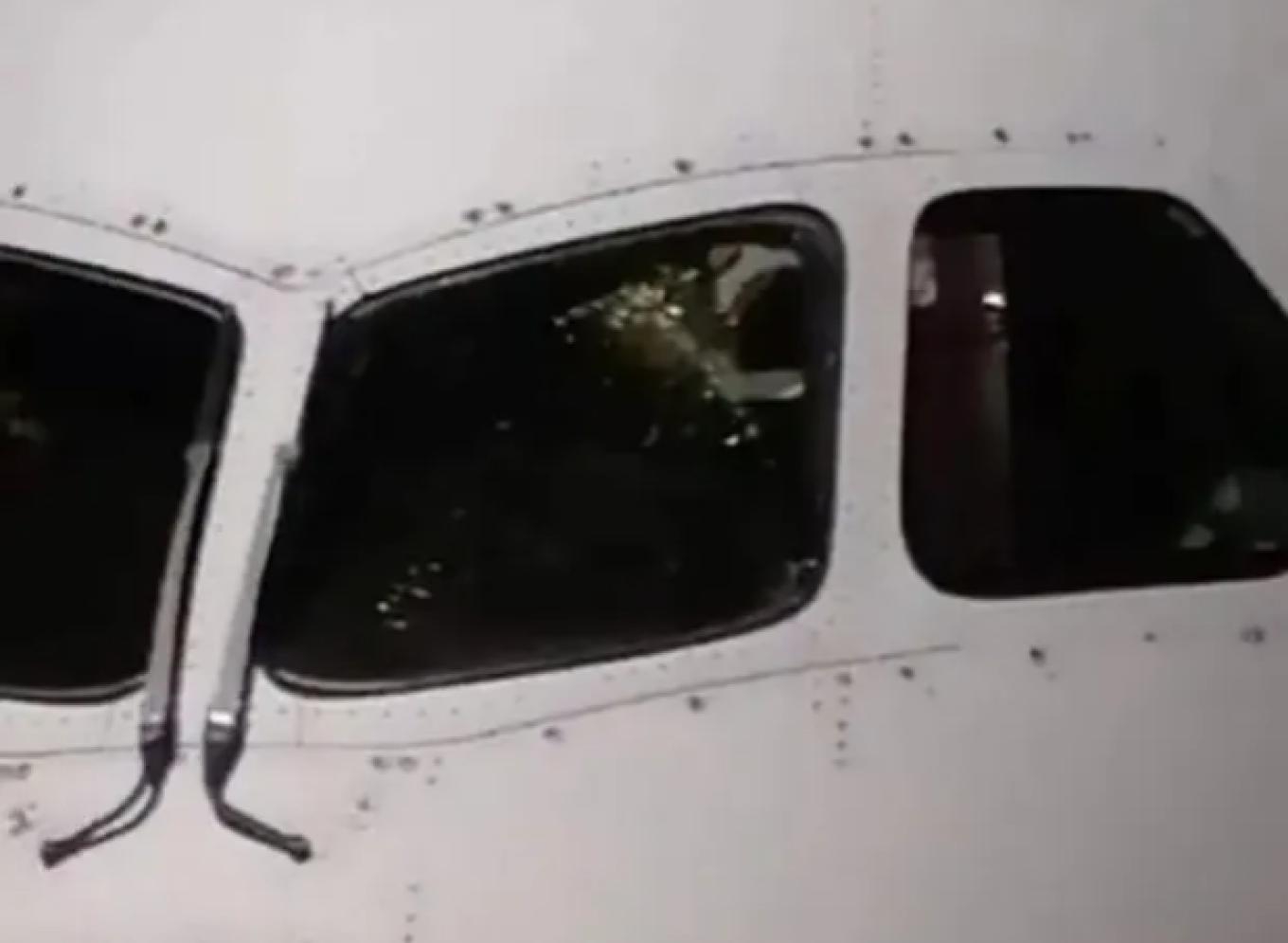 Νέο περιστατικό με αεροσκάφος της Boeing: Ράγισε ξαφνικά παράθυρο στο πιλοτήριο σε ύψος 40.000 ποδών