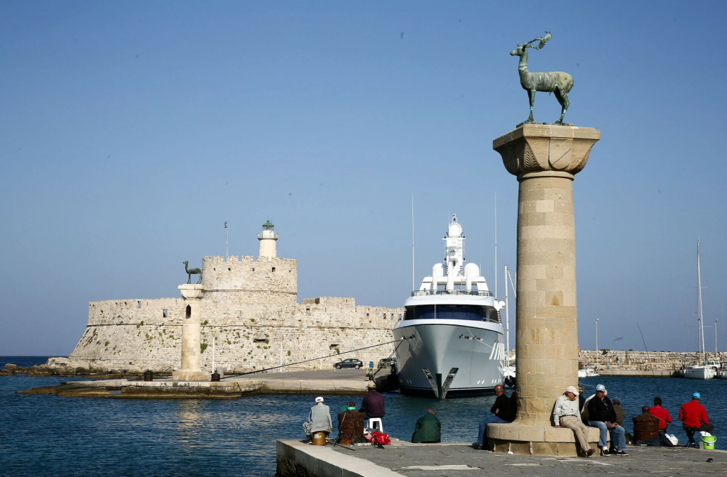 Ημερόπλοιο προσέκρουσε στο λιμάνι της Ρόδου – Σώοι αποβιβάστηκαν οι 109 επιβάτες