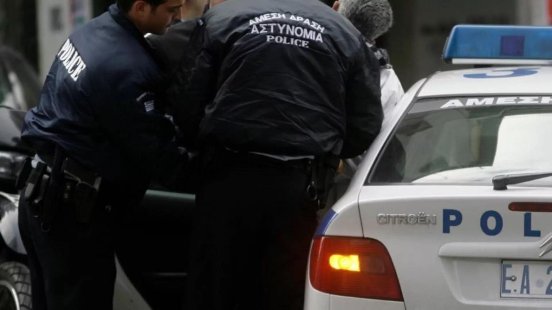 Βίντεο: Τον έστειλε στο 401 ΓΣΝΑ – Αλλοδαπός ξυλοκόπησε αστυνομικό στο κέντρο της Αθήνας!