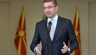 Ο Χρίστιαν Μίτσκοσκι έκανε τη χάρη σε κυβέρνηση Μητσοτάκη και ΗΠΑ να ορκιστεί στο όνομα «Βόρεια Μακεδονία»: