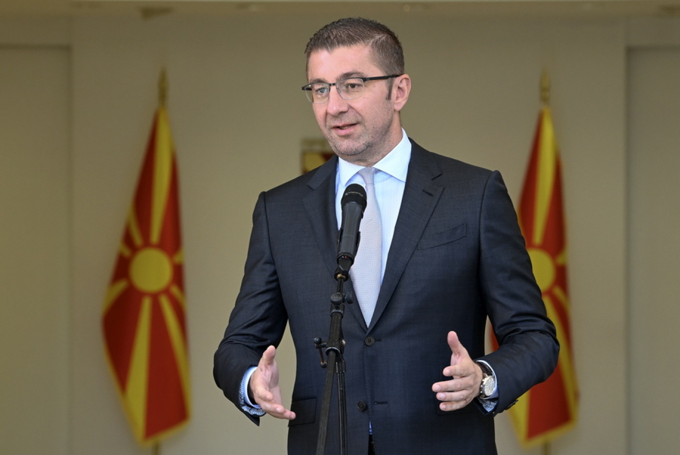 Ο Χρίστιαν Μίτσκοσκι έκανε τη χάρη σε κυβέρνηση Μητσοτάκη και ΗΠΑ να ορκιστεί στο όνομα «Βόρεια Μακεδονία»: