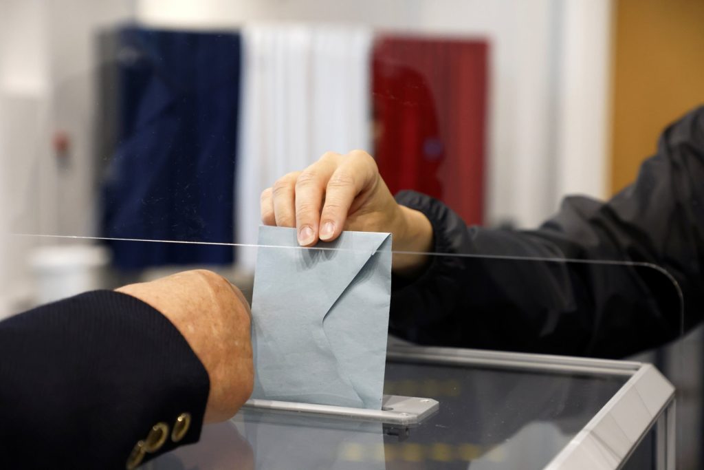 Γαλλία: Τριπλή η «μάχη της έδρας» σε 300 από τις 577 εκλογικές περιφέρειες