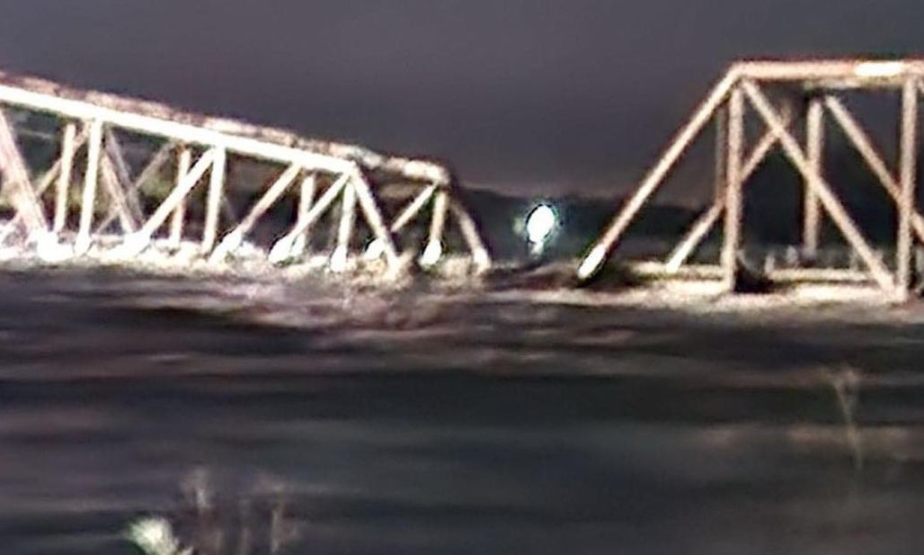 ΗΠΑ: Γέφυρα τρένου έσπασε στη μέση μετά από πλημμύρα στην Αϊόβα (βίντεο)