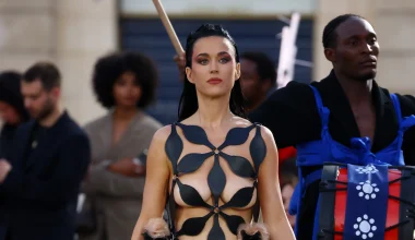 Εμφάνιση-σοκ από την Κέιτι Πέρι: Παρουσιάστηκε σε εκδήλωση της Vogue στο Παρίσι σχεδόν γυμνή