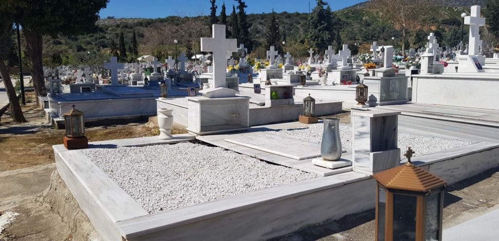 Ακόμα ένα πρωτοφανές περιστατικό στην Ελλάδα: Λαρισαίοι πηγαίνουν στο νεκροταφείο για να πλύνουν τζάμπα τα αυτοκίνητά τους