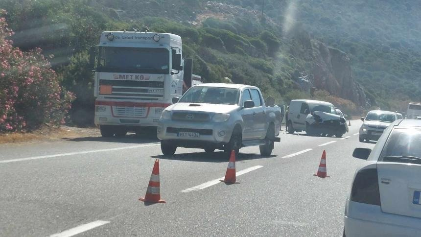 Τροχαίο ατύχημα στην Κρήτη – Περιπολικό συγκρούστηκε με βαν στον ΒΟΑΚ (φώτο)