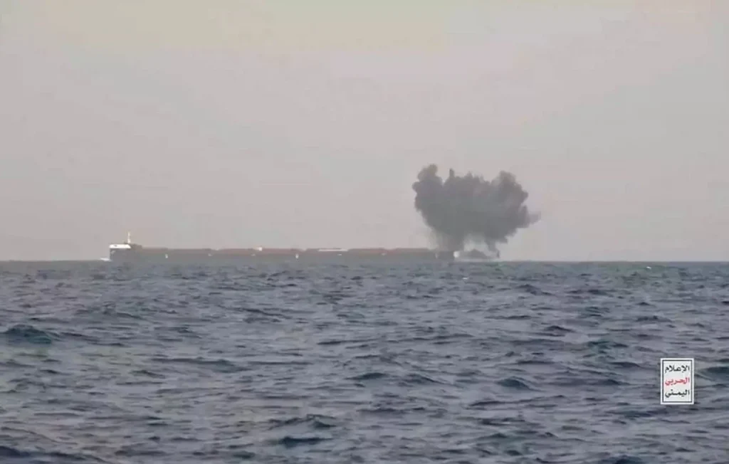 Βίντεο: Η στιγμή που οι Χούθι χτυπούν με drone το ελληνόκτητο πλοίο 