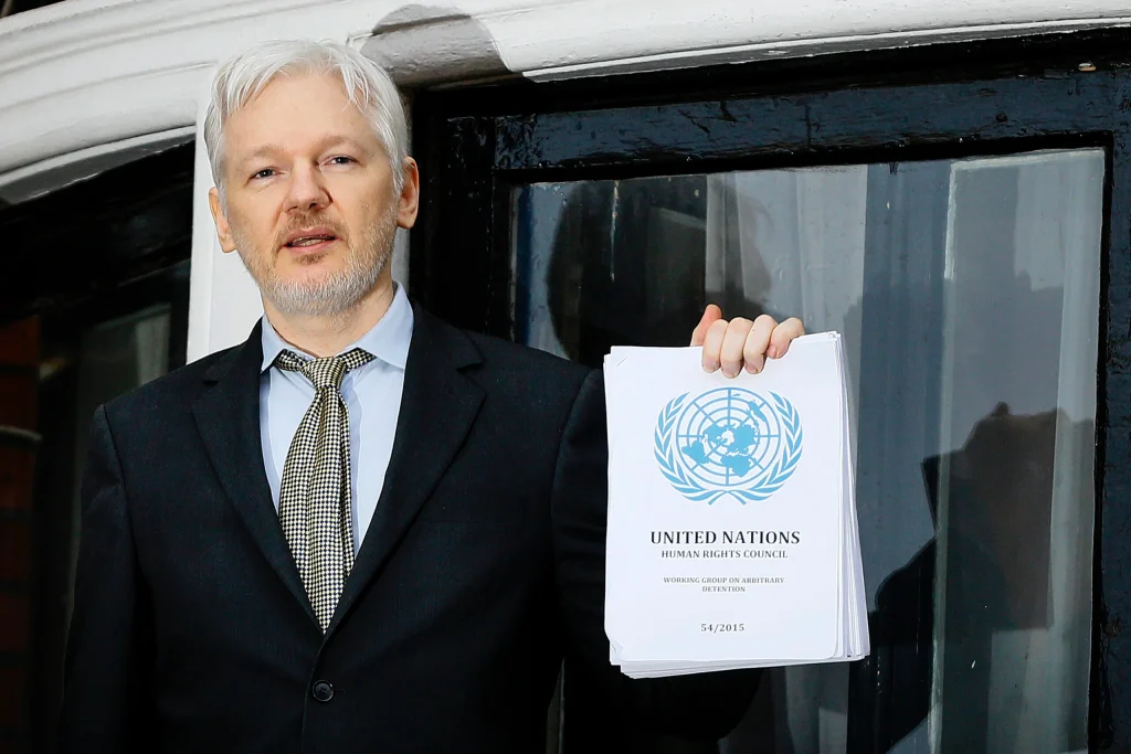 Τζούλιαν Ασάνζ: Ελεύθερος ο ιδρυτής του WikiLeaks – Συμφωνία περί ομολογίας ενοχής (βίντεο)