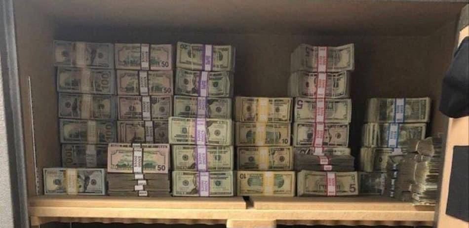Δεκάδες εκατ. δολάρια και ευρώ από την δυτική βοήθεια προς Ουκρανία βρέθηκαν στο σπίτι του M.Tishchenko υπουργού του Ζελένσκι!