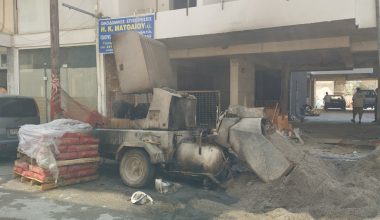 Λάρισα: Λαμπάδιασε μπετονιέρα έξω από οικοδομή – Ζημιές σε σταθμευμένα αυτοκίνητα (φωτό)