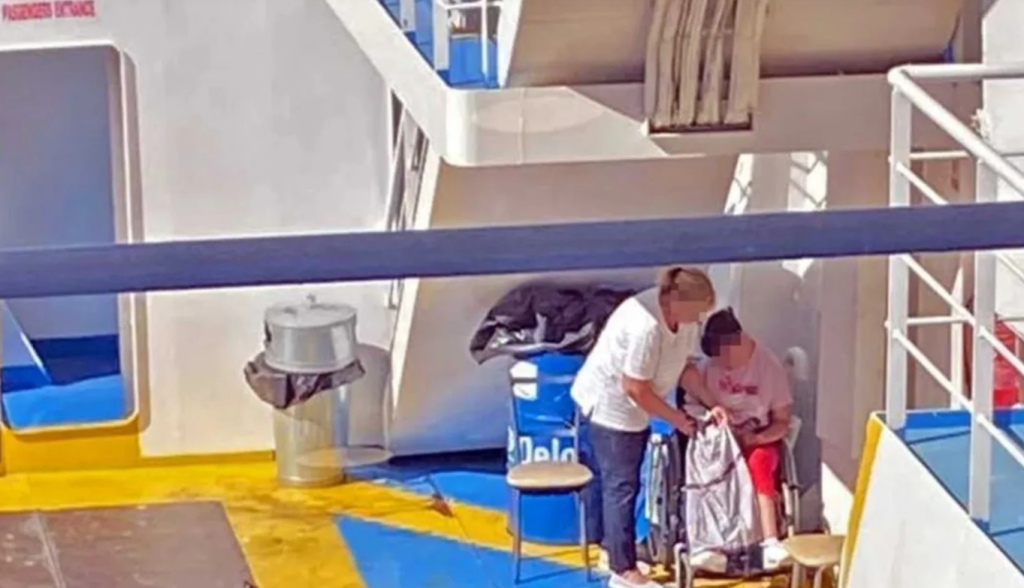 Καβάλα: Στο γκαράζ πλοίου παρέμεινε παιδί σε αμαξίδιο – Δεν διέθετε ράμπα αναπήρων (φωτο) 