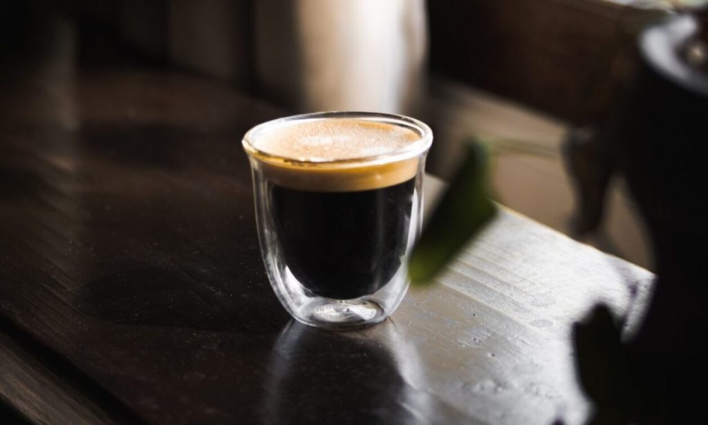 «Πικρός» ο καφές από την 1η Ιουλίου στις καφετέριες: Επανέρχεται ο ΦΠΑ στο 24% και ανεβάζει τις τιμές