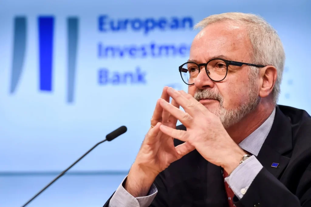Νέο σκάνδαλο διαφθοράς στην Ευρωπαϊκή Τράπεζα Επενδύσεων – Στο στόχαστρο των Αρχών και ο Χ.Φ.Μπλούμενταλ