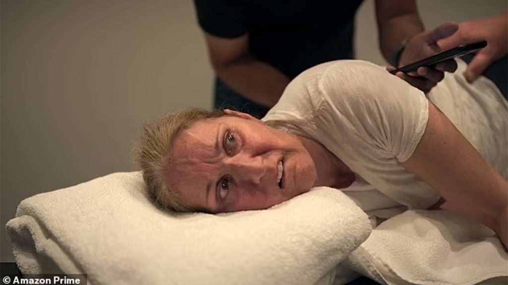 Βίντεο: Κατακόκκινη, κλαίγοντας από τον πόνο και μη μπορώντας να ελέγξει το σώμα της – Η στιγμή που η Σ.Ντιόν παθαίνει κρίση
