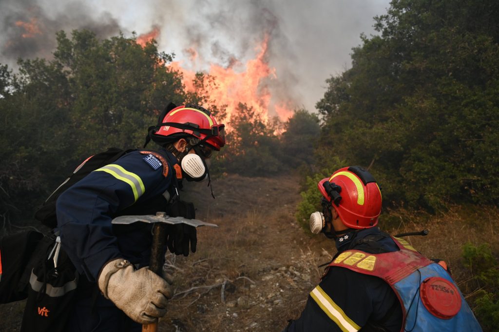 Συνεχίζει να καίει η φωτιά στο Ρέθυμνο – Μήνυμα από το «112» στους κατοίκους 8 περιοχών (βίντεο)