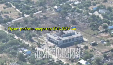 Ρωσική κατευθυνόμενη βόμβα OFAB 1500 κάνει «σκόνη και θρύψαλα» κτίριο με Ουκρανούς στην κατεχόμενη περιοχή της Χερσώνας