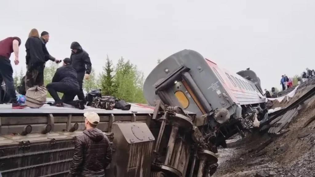 Ρωσία: Εκτροχιάστηκε επιβατική αμαξοστοιχία στην επαρχία Κόμι – Αναφορές για τραυματίες (φωτο) 