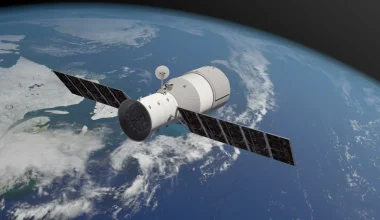 Ρωσικός δορυφόρος διαλύθηκε στο διάστημα σε πάνω από 100 κομμάτια – Οι αστροναύτες αναγκάστηκαν να πάρουν μέτρα προφύλαξης