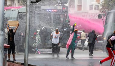 Συνεχίζονται οι πορείες στην Κένυα – Στα αιτήματα των διαδηλωτών και η παραίτηση του Γ.Ρούτο