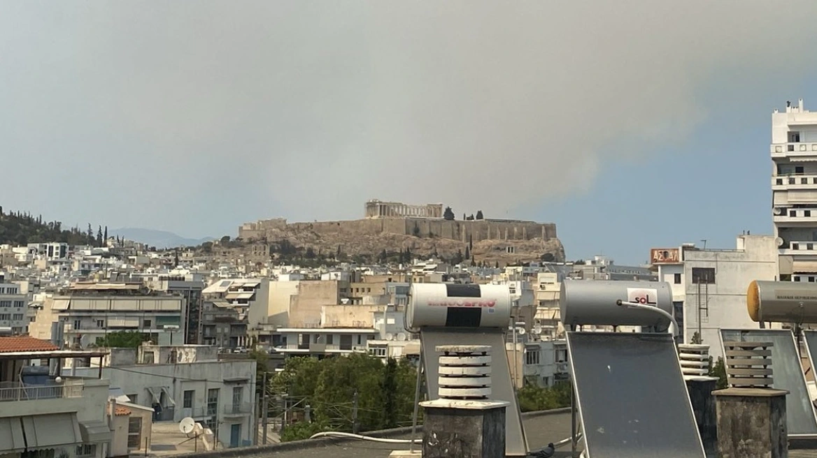 Έφτασε στην Ακρόπολη ο καπνός από τη φωτιά στην Πάρνηθα (φώτο)